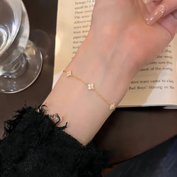 Crown Shape 18K Gold-Plated Bead Bracelet – Elegant Gold Crown Bead Stretch Bracelet
